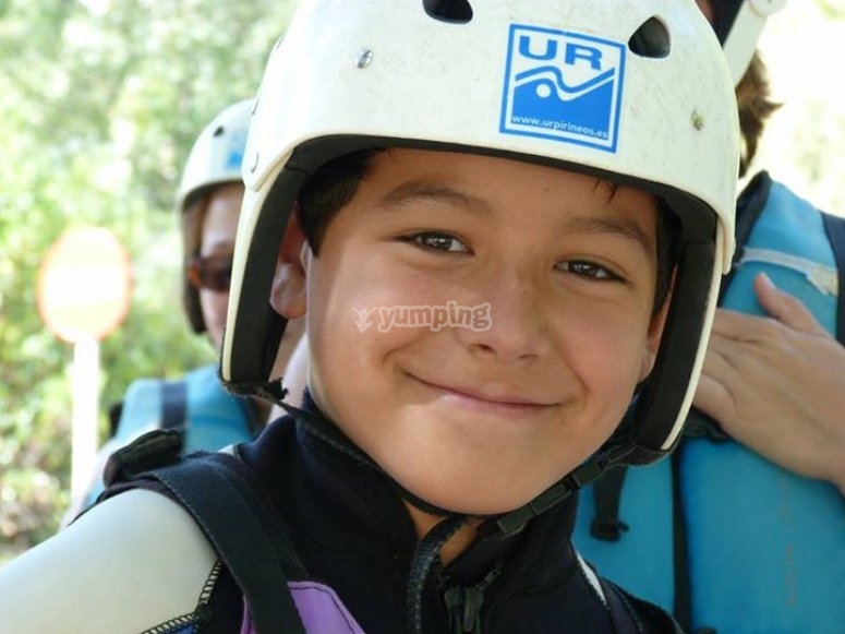Niño con casco para hacer barranquismo Niño con casco para hacer barranquismo